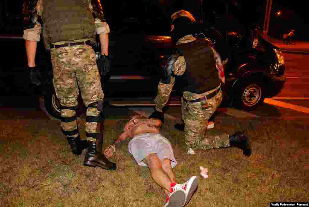 На проспекте Машерова светошумовая граната попала в грудь демонстранту Роману Зайцеву, его забрала "скорая". Также был избит фотограф Associated Press Мстислав Чернов: его также увезли в больницу