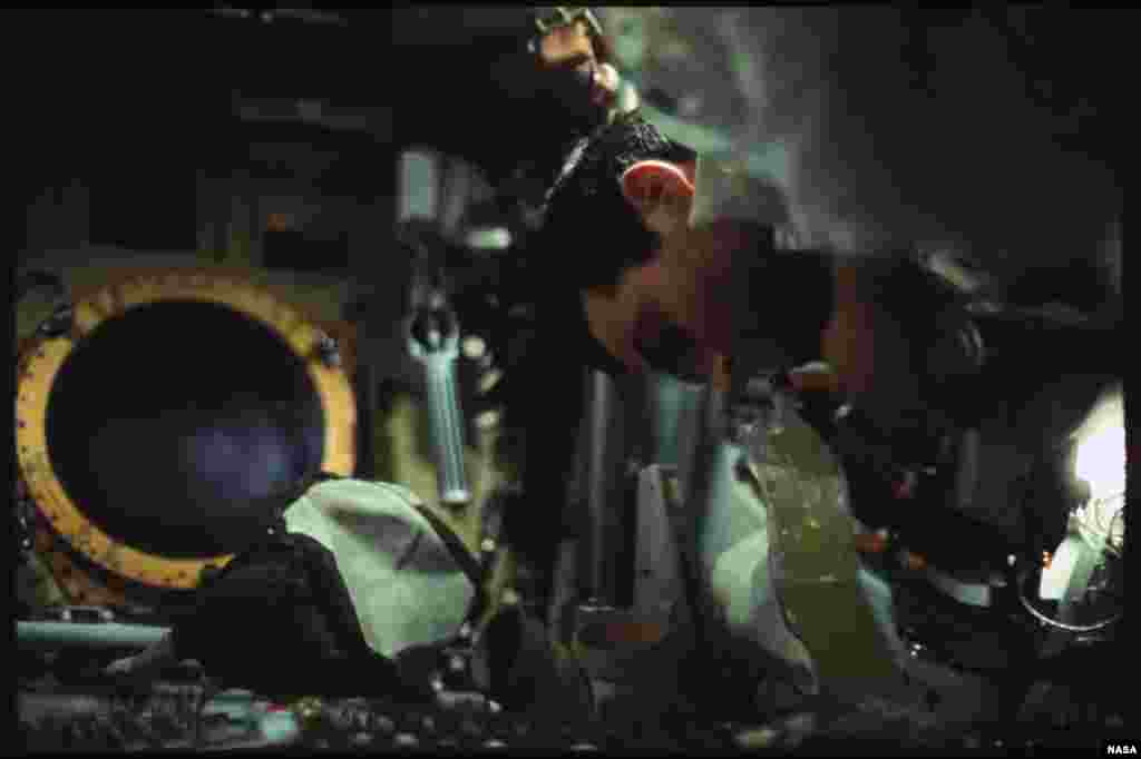 Астронавтам выплачивали командировочные. В августе 2015 года Базз Олдрин выложил в твиттере свой "путевой лист". В графу "расходы" ему, по правилам бухгалтерии, пришлось внести затраты на дорогу до базы на мысе Канаверал во Флориде (тогда - мыс Кеннеди), а потом и на полет на Луну