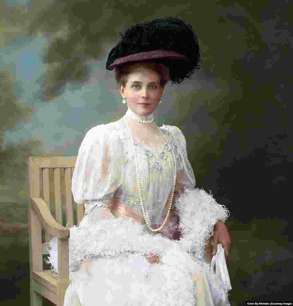 На фото – принцесса Зинаида Юсупова, одна из богатейших женщин царской России. Она была знаменита тем, что активно занималась поддержкой приютов, больниц при церквях и других благотворительных учреждений по всей стране. Ее сын стал одним из трех соучастников убийства Распутина