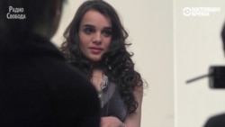 Фотомодель продвигает пандусы Фотомодель продвигает пандусы