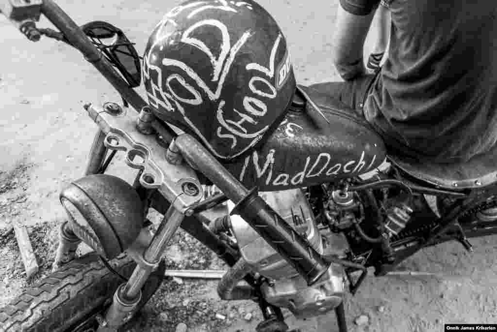 В клубе есть и уникальные мотоциклы. Этот прозвали "Франкенштейн". Он принадлежит "Безумного Дачи" Гачечиладзе. Такие мотоциклы еще называют "крысобайки" (rat bike), их собирают из лишних деталей других мотоциклов