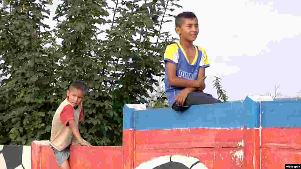 Еще одна страна, решившая "отгородиться" от проблемных граждан, Словакия. В восточном городе Острованы находится большое поселение цыган, которое отделили от остального населения бетонной стеной. Местные жители утверждают, что цыгане воруют у них садовые урожаи