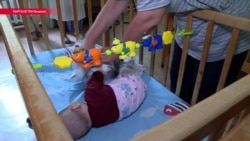 Как брошенных детей мигрантов возвращают из России в Кыргызстан Как брошенных детей мигрантов возвращают из России в Кыргызстан