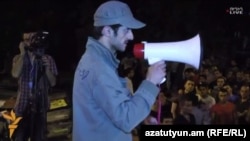 Участники акции протеста против роста тарифов на электроэнергию в Ереване на проспекте Баграмяна, 30 июня 2015года