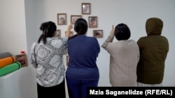 Женщины в доме в Глдани, откуда сбежали три тайки