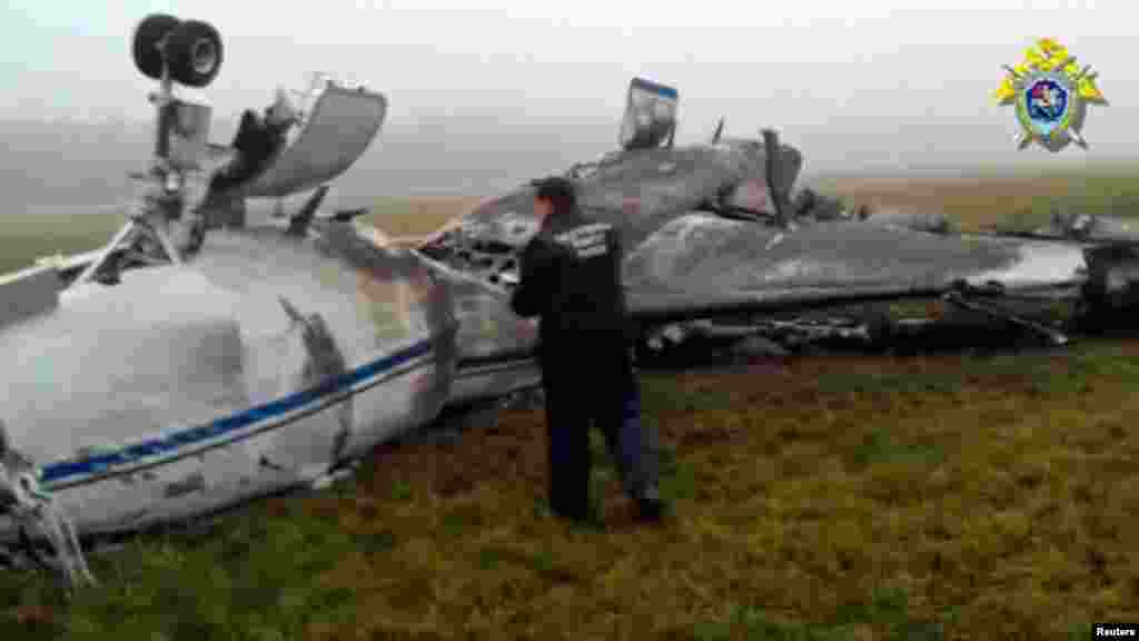 Следователи осматривают место аварии. Москва, Внуково.  21 октября 2014