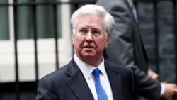 Министр обороны Великобритании подал в отставку из-за того, что положил руку на колено журналистки Министр обороны Великобритании подал в отставку из-за того, что положил руку на колено журналистки