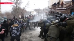 Мэра Одессы отпустили на поруки. Во время столкновений возле суда ранен полицейский Мэра Одессы отпустили на поруки. Во время столкновений возле суда ранен полицейский