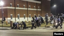 Перестрелка у полицейского участка в Фергюсоне 12 марта 2015 года