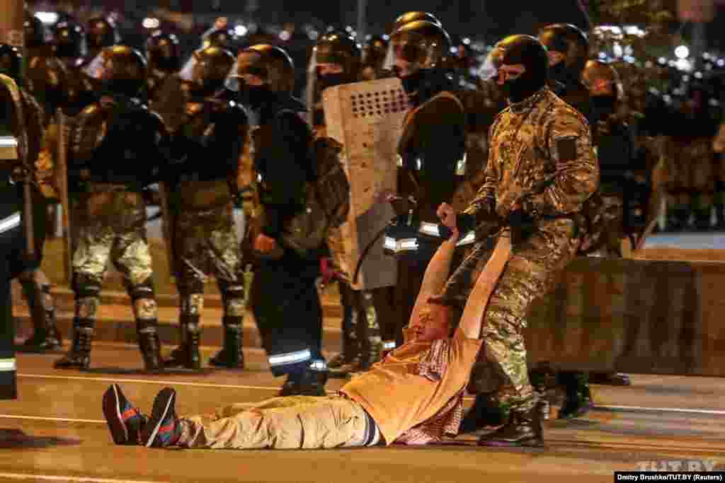 Кандидат в президенты Светлана Тихановская призвала белорусских силовиков остановить насилие на улицах: "Я прошу всех, кто сейчас принимает решения, и прежде всего командиров спецподразделений: не надо применять силу против мирных граждан. В случае провокаций, пожалуйста, применяйте только соразмерные и самые необходимые меры. Сейчас любое силовое противостояние – это бессмысленно: мы не должны отвечать насилием на мирный протест. Мы должны беречь себя, беречь всех белорусов. Еще раз прошу милицию и войска помнить о том, что они часть народа. И еще раз прошу избирателей: никаких провокаций, не нужно давать повод к применению к вам насилия"