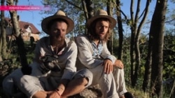 Через страну пешком: двое друзей решили пройти 2000 км без обуви и денег Через страну пешком: двое друзей решили пройти 2000 км без обуви и денег