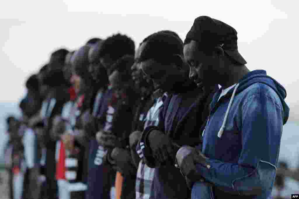 Существуют специальные организации, которые занимаются нелегальной перевозкой людей. По оценкам ООН, этот бизнес ежегодно приносит синдикатам до 10 миллиардов долларов 