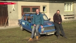 Два чеха проехали на жигулях-"копейке" вокруг земного шара Два чеха проехали на жигулях-"копейке" вокруг земного шара