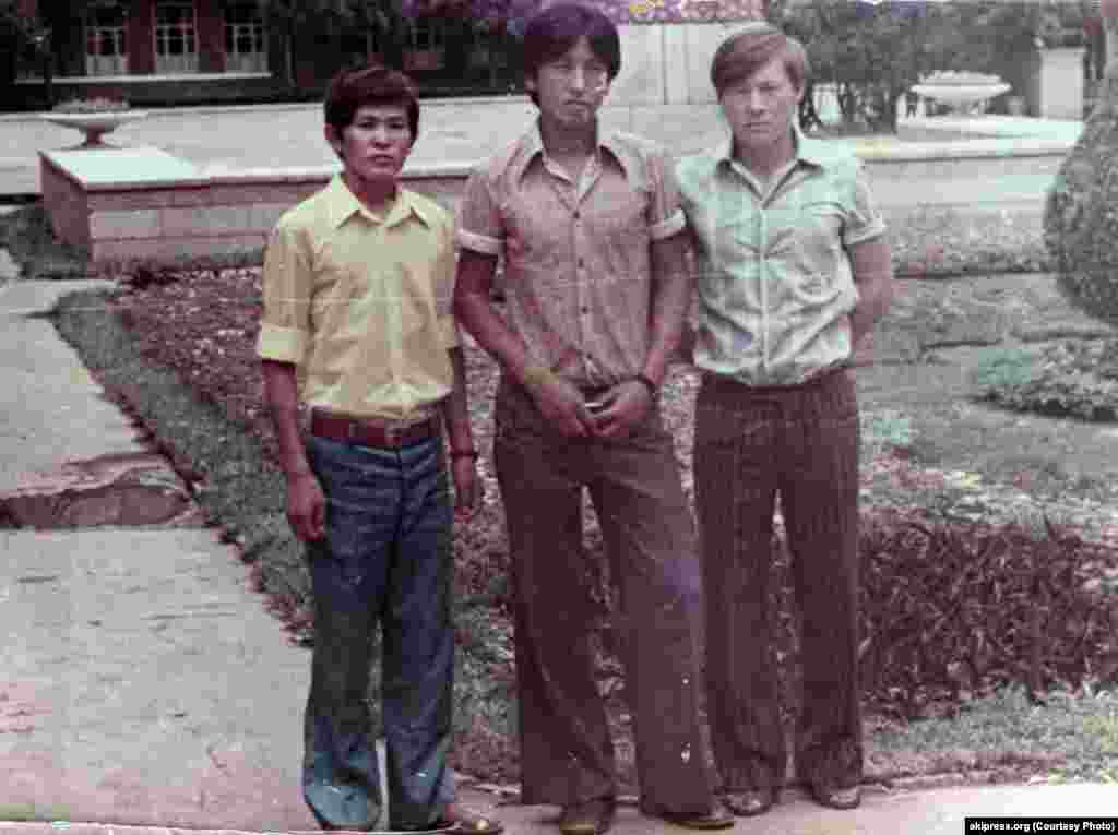 Президент Кыргызстана Сооронбай Жээнбеков (в центре) в молодости 