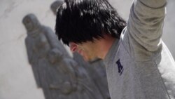 Человек на карте: учитель показывает Чечню иностранцам Человек на карте: учитель показывает Чечню иностранцам