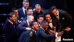 Идрис Эльба делает селфи с футболистами мадридского "Реала" и "Барселоны"