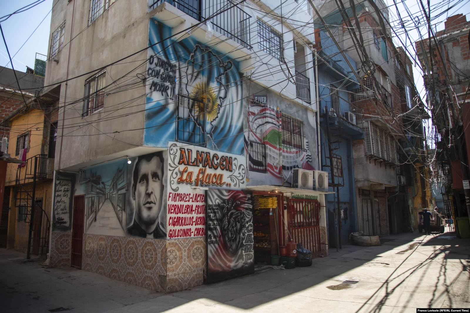 Портрет падре Карлоса Мухики встречается в "Вище 31" повсюду. Фото: Франко Ловисоло