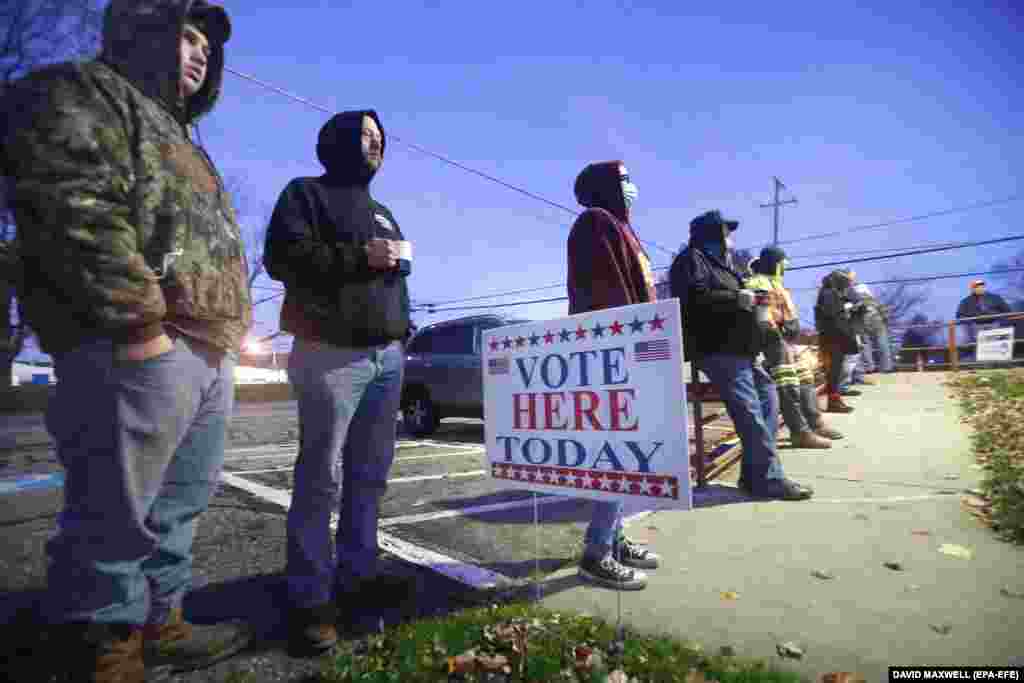 Несмотря на раннее голосование, избежать очередей не удалось. На многих участках люди часами стояли на улице, ожидая возможности проголосовать. На фото: избирательный участок в Эдирбурге, штат Огайо 