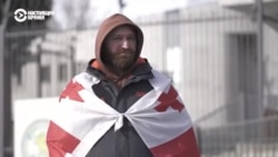 Давид провел 10 дней на улице у изолятора временного содержания в Тбилиси, чтобы поддержать арестованного друга Давид провел 10 дней на улице у изолятора временного содержания в Тбилиси, чтобы поддержать арестованного друга