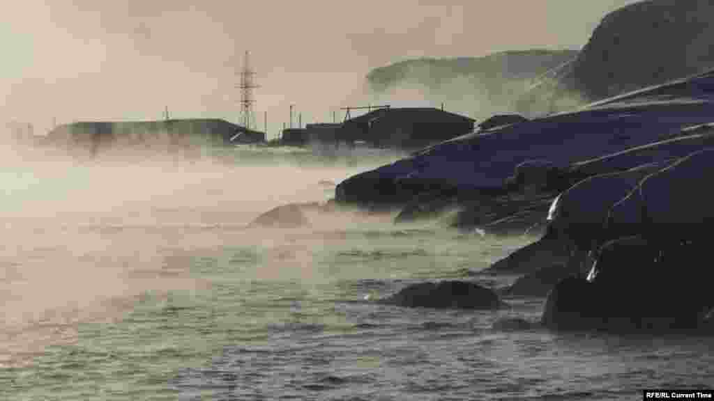 На берегу можно увидеть лишь деревянные скелеты кораблей  