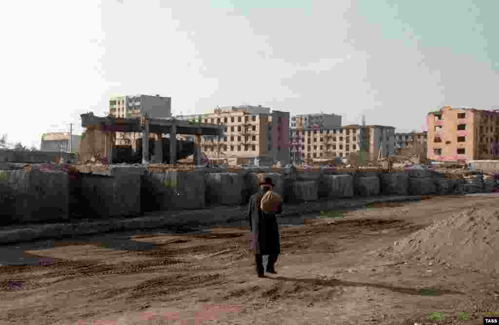 В мирном соглашении было написано, что статус Чечни будет установлен в 2001 году. Но мир с Россией был лишь временным. Через два года после того, как была сделана эта фотография, началась вторая война, приведшая к возвращению Чечни под российский контроль.  На фото – разрушенный Грозный в 1997 году