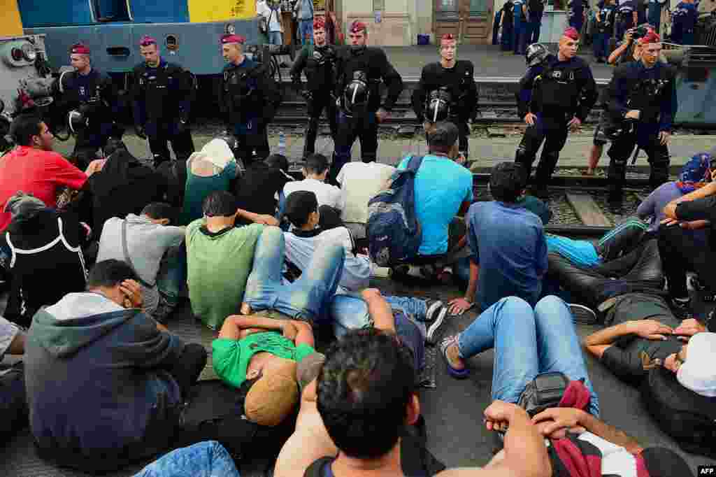 Сотни людей устроили лагерь в здании вокзала 