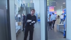 В пассажирский самолет на вылете из Москвы попала стая птиц. Лайнер сел на поле В пассажирский самолет на вылете из Москвы попала стая птиц. Лайнер сел на поле