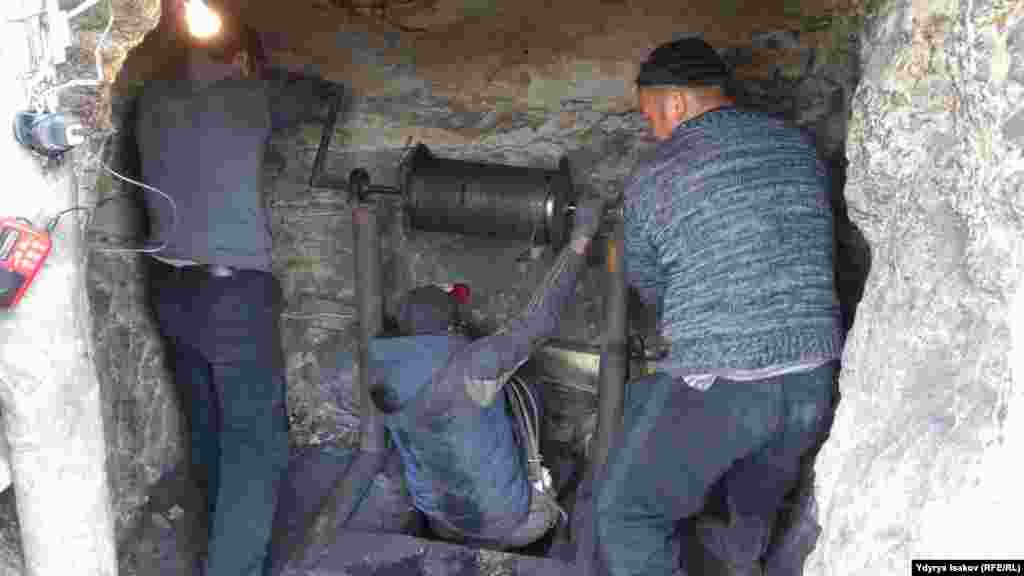 Шахтеры называют себя "апачи". Они добывают уголь на глубине 15-60 метров ручным трудом, после чего поднимают мешки на поверхность при помощи тросов.