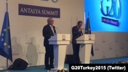 Глава Еврокомиссии Жан-Клод Юнкер и президент Евросовета Дональд Туск отвечают на вопросы прессы перед началом саммита G20