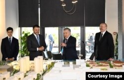 Президент Узбекистана Шавкат Мирзиёев в сопровождении главы Азербайджана знакомится с курортным комплексом Sea Breeze на берегу Каспия. Фото: Пресс-служба президента Узбекистана