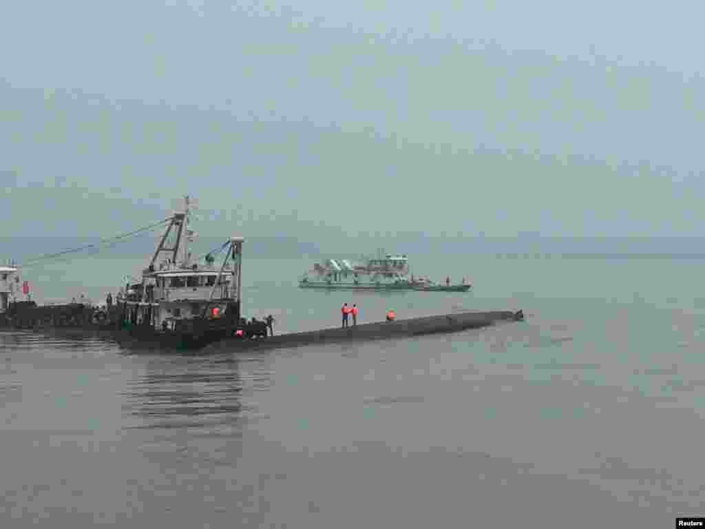 Глубина реки в месте, где затонула "Звезда Востока", составляет всего 15 метров. Однако спасательные работы затруднены из-за сильного ветра и дождя