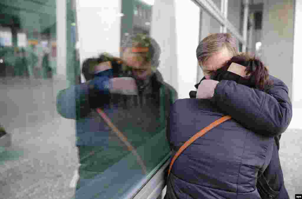 Аэропорт «Пулково» в Санкт-Петербурге. Родственники и друзья погибших