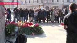 "Там, где был теракт, памятник не нужен". Как Питер приходит в себя после взрыва в метро "Там, где был теракт, памятник не нужен". Как Питер приходит в себя после взрыва в метро