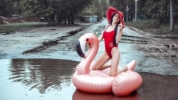 Поможет ли надувной фламинго переплыть лужи саратовским властям Поможет ли надувной фламинго переплыть лужи саратовским властям