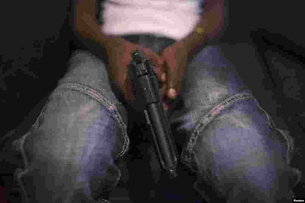 По подсчетам правительства Кении, в стране – около 600 тыс. единиц нелегального огнестрельного оружия. Жители трущоб часто вооружаются для самозащиты, нередко простые споры заканчиваются перестрелками