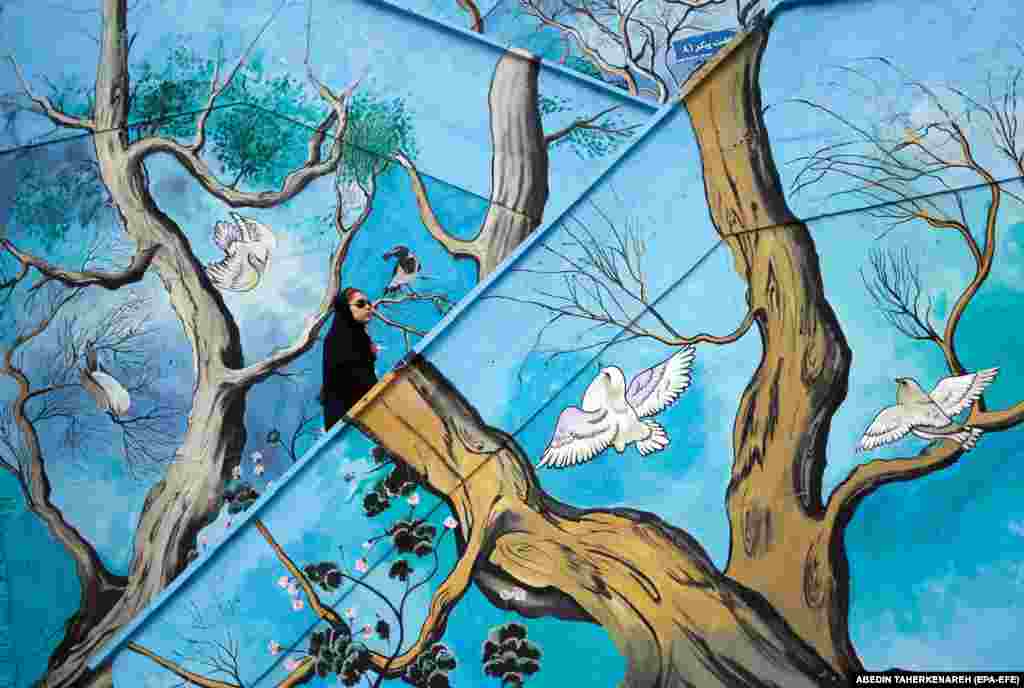 Иранка на улице в Тегеране летом 2018. В это время Вашингтон вышел и соглашения по иранской ядерной программе и ввел санкции в отношении страны – якобы за несоблюдение условий