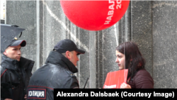 Милена проводит пикет на Лубянке. Кадр из фильма "Россия – это мы"