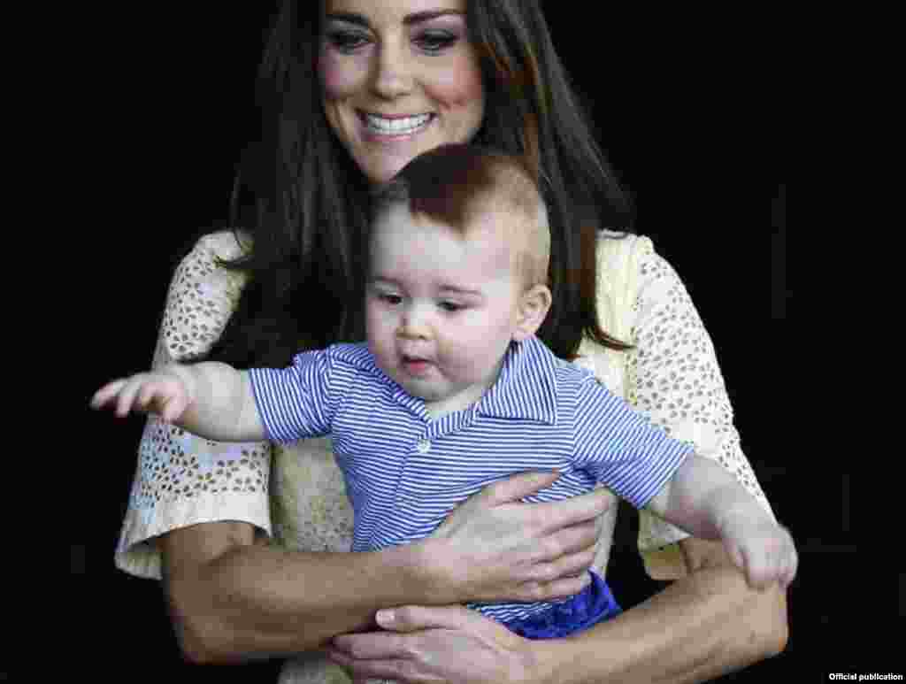 Кейт, герцогиня Кембриджская с принцем Джорджем 