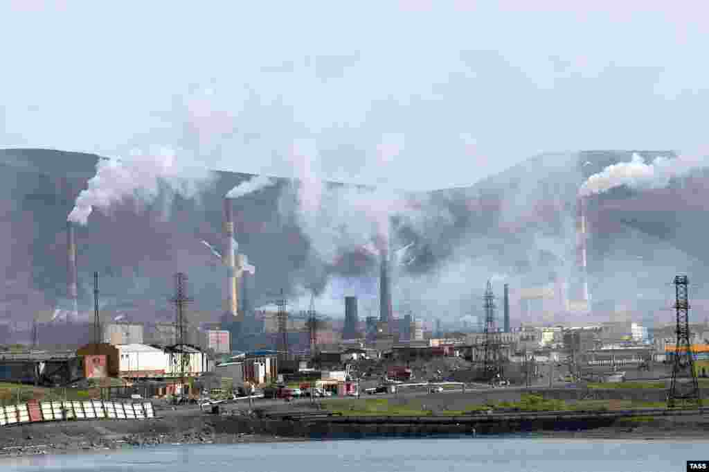 Российский Норильск тоже давно попал в список грязнейших городов планеты. Вблизи города расположены три металлургических завода. Откуда бы ни дул ветер по "розе ветров", дым все равно идет на город, задерживаясь над ним в виде облака на несколько дней. Каждый год в норильский воздух выбрасывается около четырех млн тонн кадмия, меди, свинца, никеля, мышьяка, селена и цинка