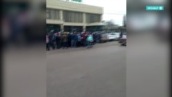 Драки в очередях в банки в Казахстане: люди пытаются получить пособие в $95 Драки в очередях в банки в Казахстане: люди пытаются получить пособие в $95