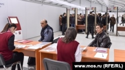 Мигранты из стран Центральной Азии в многофункциональном центре "Сахарово"