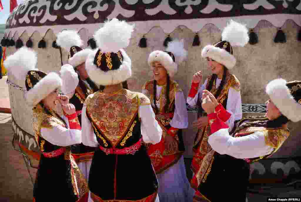 Сами киргизы произвели на фотографа приятное впечатление: дружелюбные, веселые люди, которые гордятся своей страной. Все без исключения местные жители, с которыми ему довелось общаться, радовались, что на Игры приехало много иностранных гостей. И крайне редко за этим дружелюбием скрывалась попытка "нажиться" на богатом иностранце, замечает Эймос Чаппл. "Спасибо, жители Кыргызстана, вы прекрасны!" – пишет он