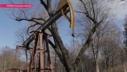 12 тысяч "журавлей" и "копанок". Как жить в городе, где земля пропитана нефтью 12 тысяч "журавлей" и "копанок". Как жить в городе, где земля пропитана нефтью