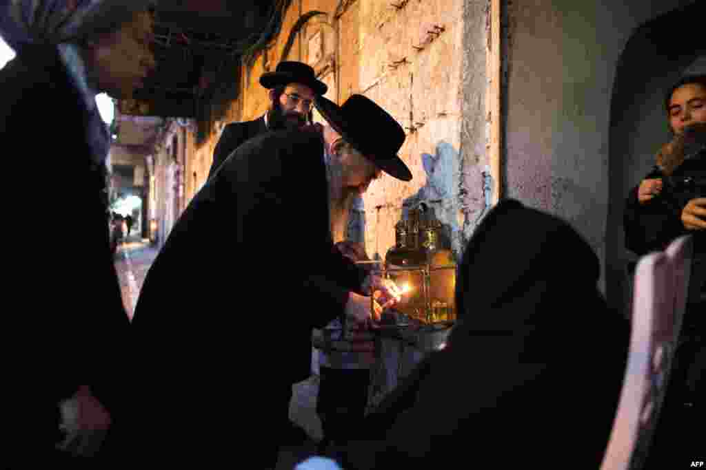 Тогда же простым священнослужителям удалось восстановить службу Иерусалимского Храма