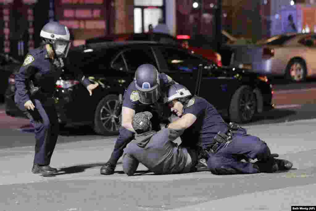 Дональд Трамп заявил, что беспорядки организовали представители радикального движения "Антифа", и пообещал сделать все, чтобы это движение признали террористической организацией. Представители "Антифа" ранее участвовали в беспорядках в Гамбурге в 2017 году, во время саммита G20