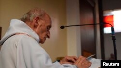 Священник Жак Амель