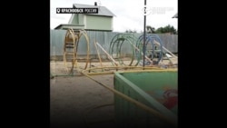 По наказу депутата спилили качели на детской площадке и отвезли в его дачный поселок По наказу депутата спилили качели на детской площадке и отвезли в его дачный поселок