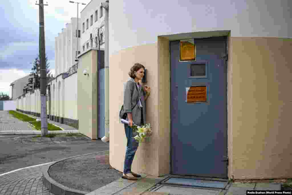 Ольга Северинец ждет освобождения мужа у стен ИВС на Окрестина, Минск (22 июля 2020).  Второе место в категории "Срочные новости", автор – Надя Бужан