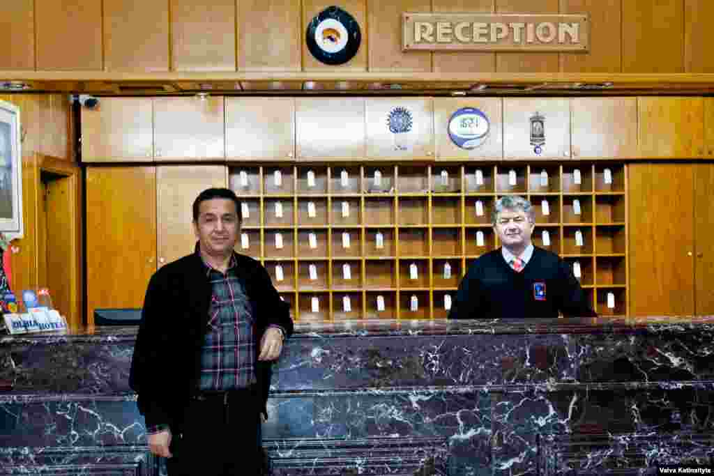 Ахмет Хамди Карагоз, владелец Olbia Hotel, говорит, что туристическая инфраструктура Анталии, относительно небольшая удаленность от Москвы (авиаперелет занимает два с половиной часа) и безвизовый режим сделали курортный регион "идеальным" для россиян. В первые выходные декабря Olbia Hotel был практически пуст