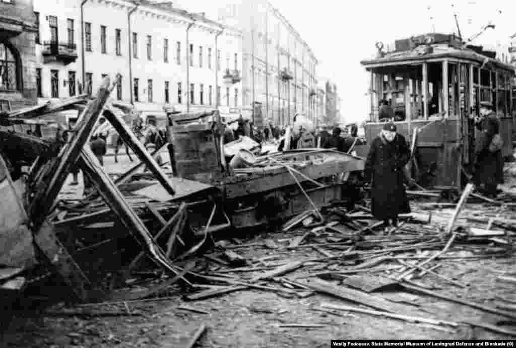 Василий Федосеев. Трамвай, разрушенный прямым попаданием бомбы на площади имени Нахимсона (сейчас – Владимирская площадь). 19 сентября 1941 года. Фотограф Василий Федосеев работал военкором ТАСС. Участвовал в советско-финской войне, снимал Дорогу жизни